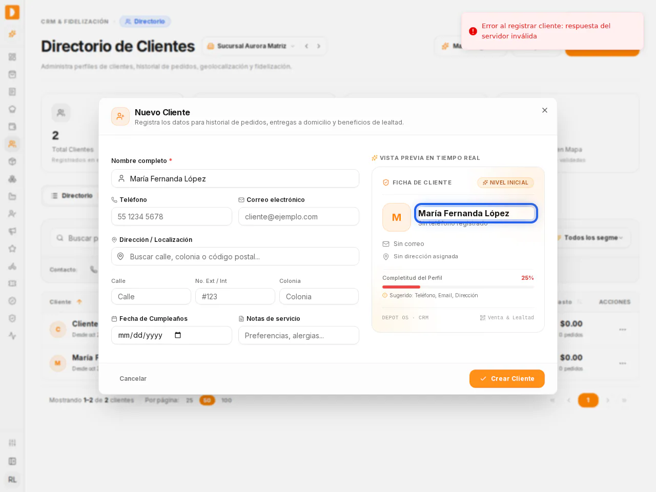 Después de tocar Crear Cliente, está resaltado en azul el nombre «María Fernanda López» en la vista previa de la ficha. Arriba a la derecha aparece el aviso rojo «Error al registrar cliente: respuesta del servidor inválida» y la ventana sigue abierta. Al fondo, la lista ya muestra 2 clientes.
